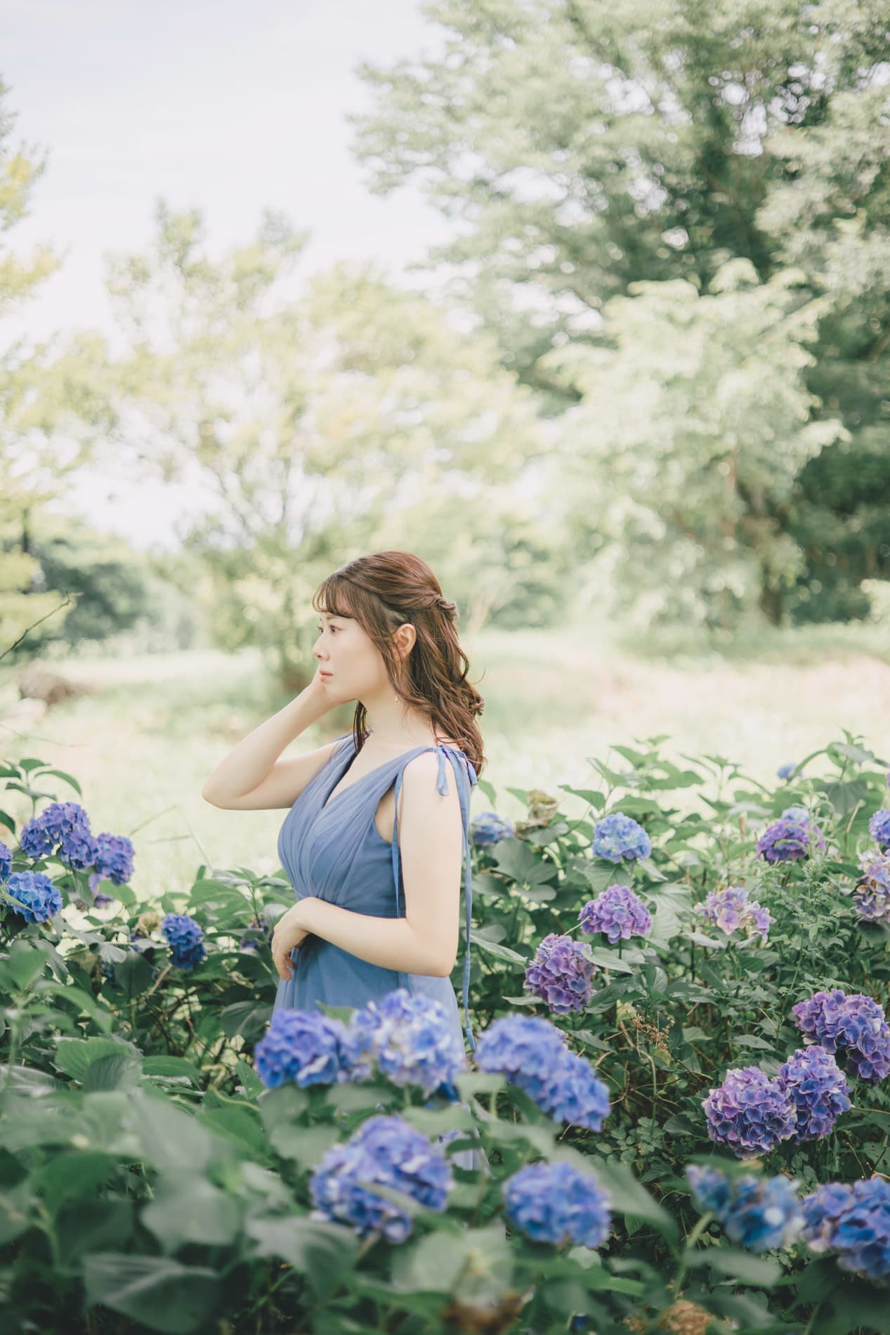 軽井沢の新緑の中で前撮り